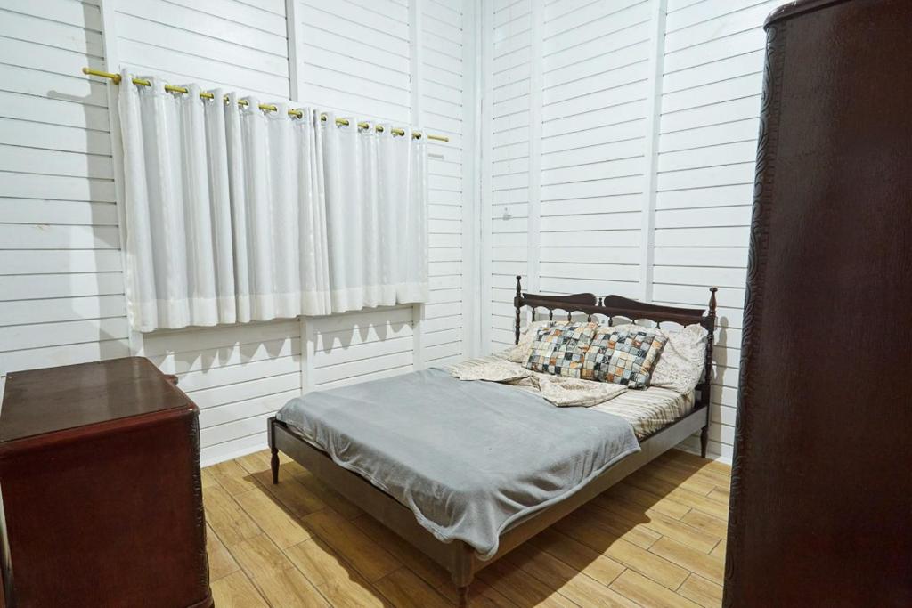 Recanto da Rô tesisinde bir odada yatak veya yataklar