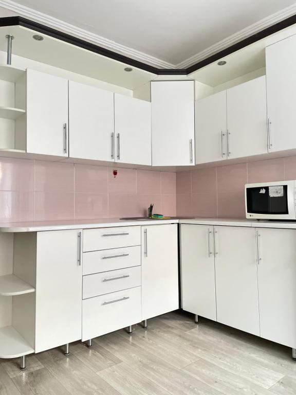 O bucătărie sau chicinetă la 2 BEDROOM APARTMENT