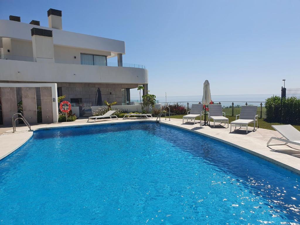 Πισίνα στο ή κοντά στο Luxury beachfront apartment with pool, sauna, fitness and gym in province Malaga, Andalusia