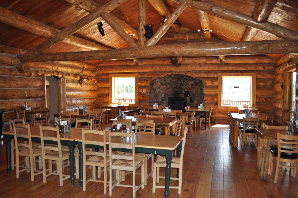 Restaurace v ubytování Crooked Creek Guest Ranch