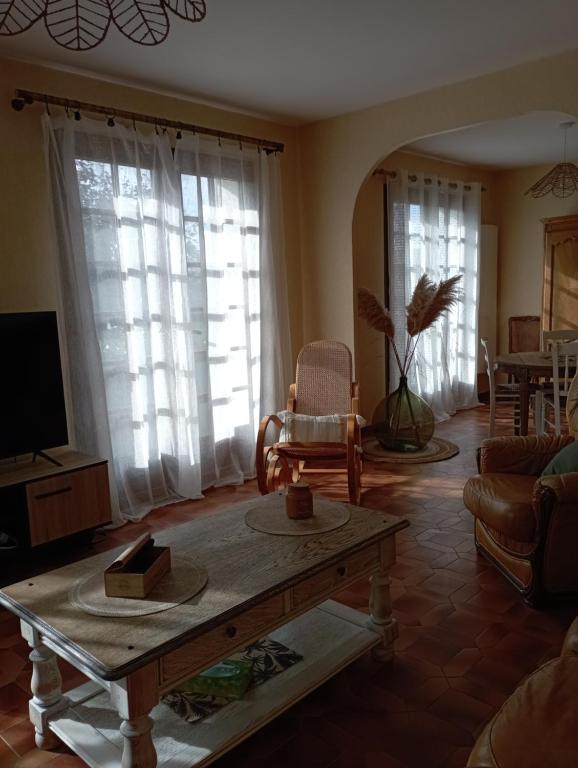 sala de estar con sofá y mesa de centro en Le logis de Thaïs, en Henrichemont