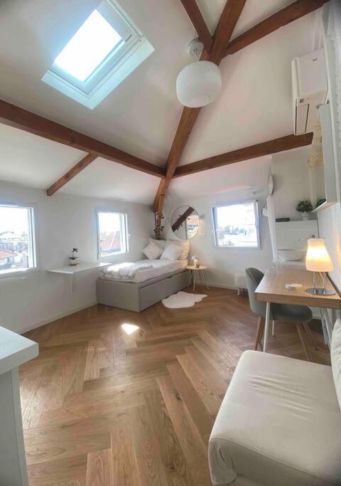 un salon avec un canapé et une table dans l'établissement Heart of Nice-Rooftop Seaside Studio, à Nice