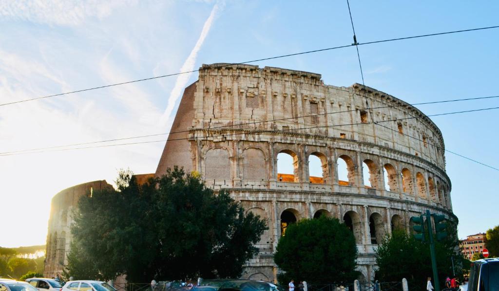 vista sull'edificio colorato di ROMA LUXURY House Colosseo a Roma