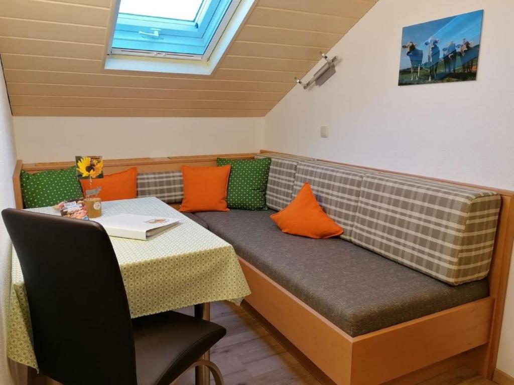 une cabine dans un restaurant avec une table et une fenêtre dans l'établissement Ferienwohnung Tegelberg, à Hopferau