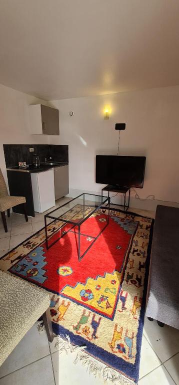 勒布朗－梅尼爾的住宿－PrJARDIN，客厅配有玻璃桌和地毯