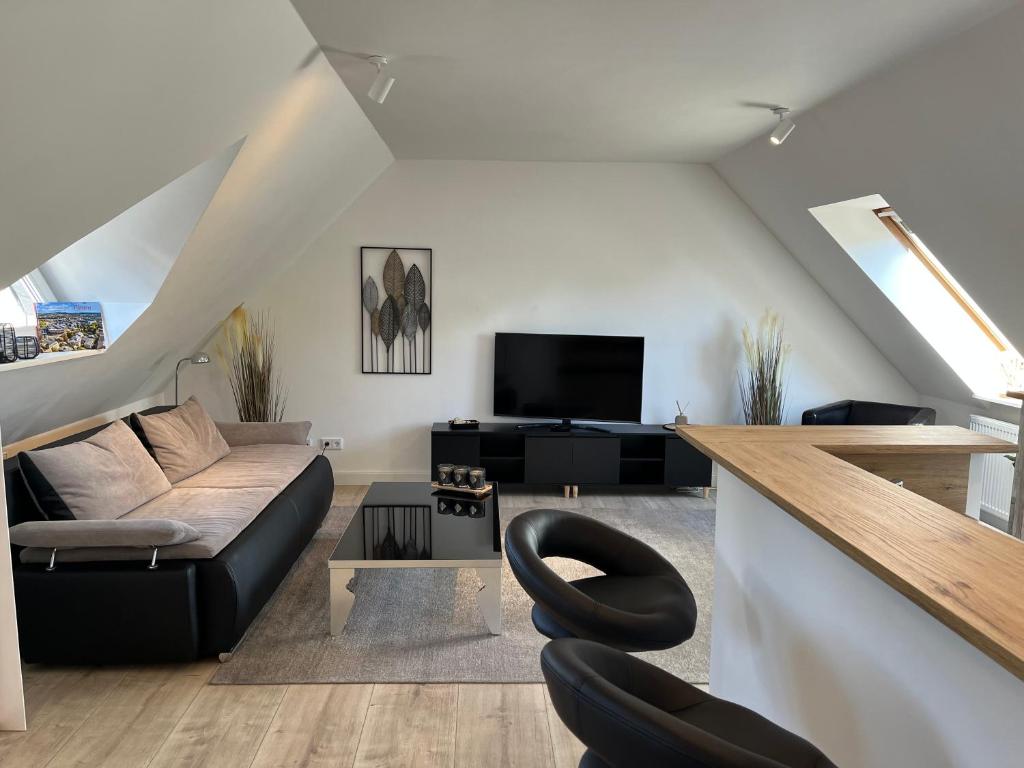 salon z kanapą i telewizorem w obiekcie attraktives Appartement im Stadtzentrum Plauen Balkon Lift w mieście Plauen