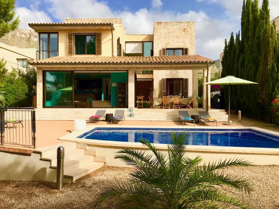 ein Haus mit einem Pool vor einem Haus in der Unterkunft Schöne meernahe Villa mit Pool+Grill, Nähe Artà in Colònia de Sant Pere