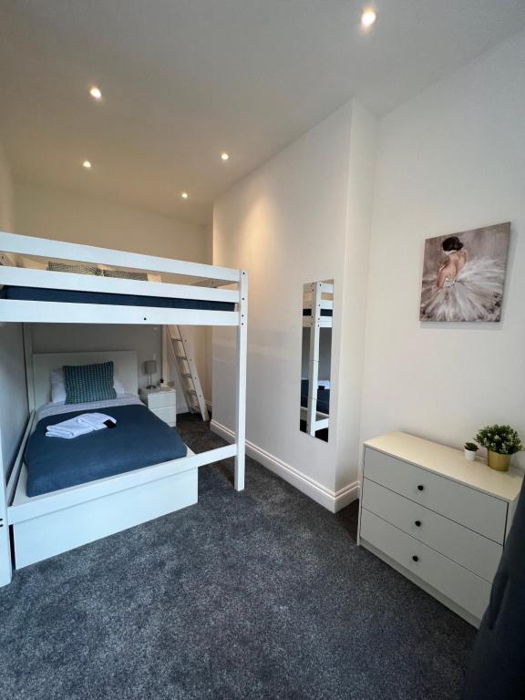 a bedroom with a bunk bed and a mirror at Amazing One Bed Flat West Hampstead in London