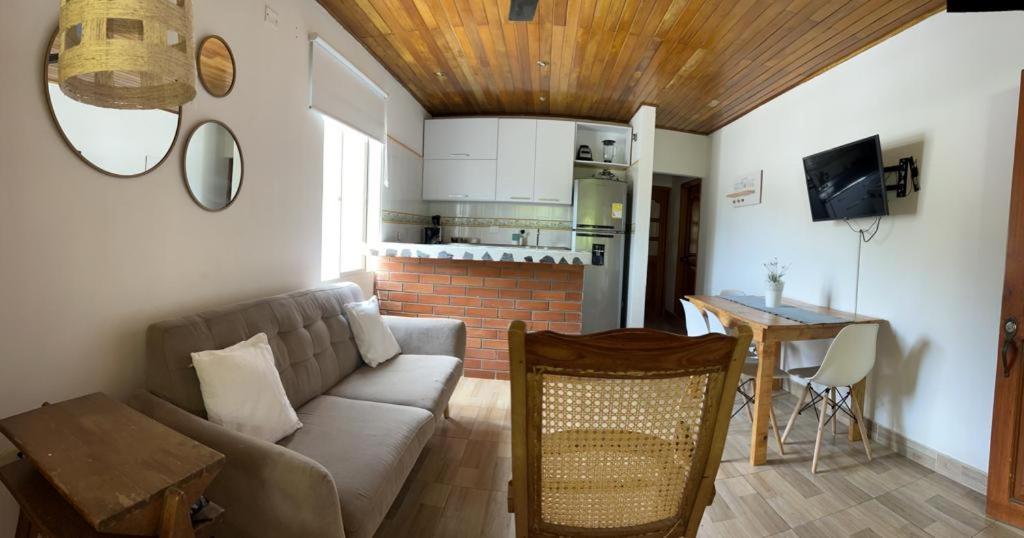 sala de estar con sofá y mesa en Céntrico-A pie del mar y del Casco histórico+A/C, en Santa Marta