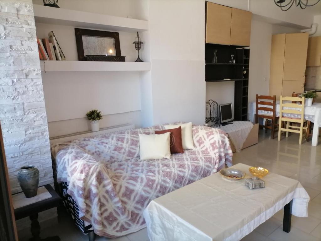 Un dormitorio con una cama y una mesa. en PERGAMOS APARTMENTS, en Mytilini