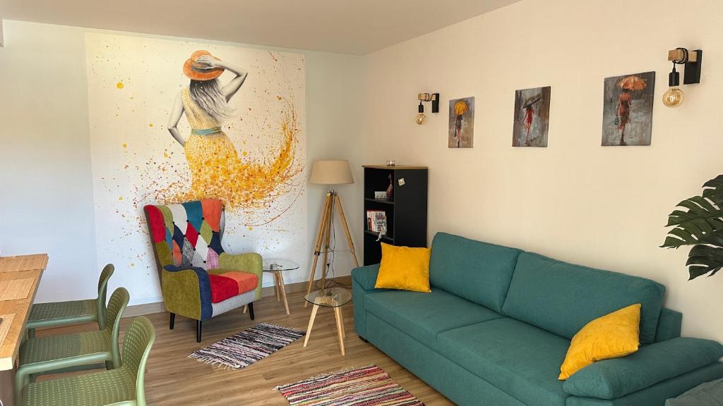 - un salon avec un canapé et une peinture de femme dans l'établissement Air-Conditioned, Remarkably Beautiful Apartment, Fibre Wi-Fi, Pool, à Arona