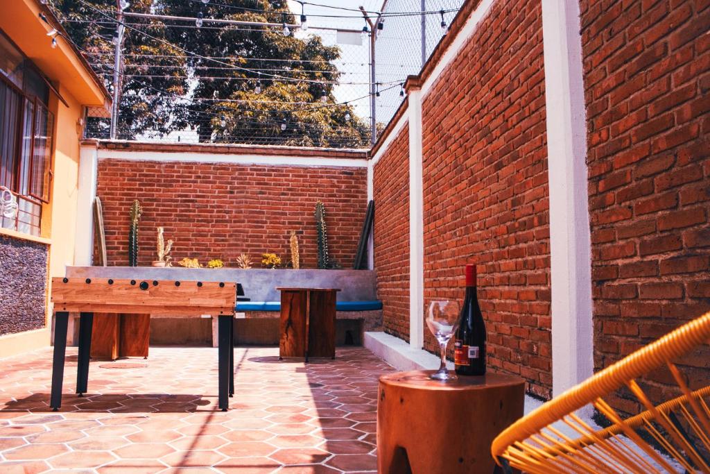 un patio con una mesa de madera y una pared de ladrillo en CASAS MÉXICO, en Macuspana
