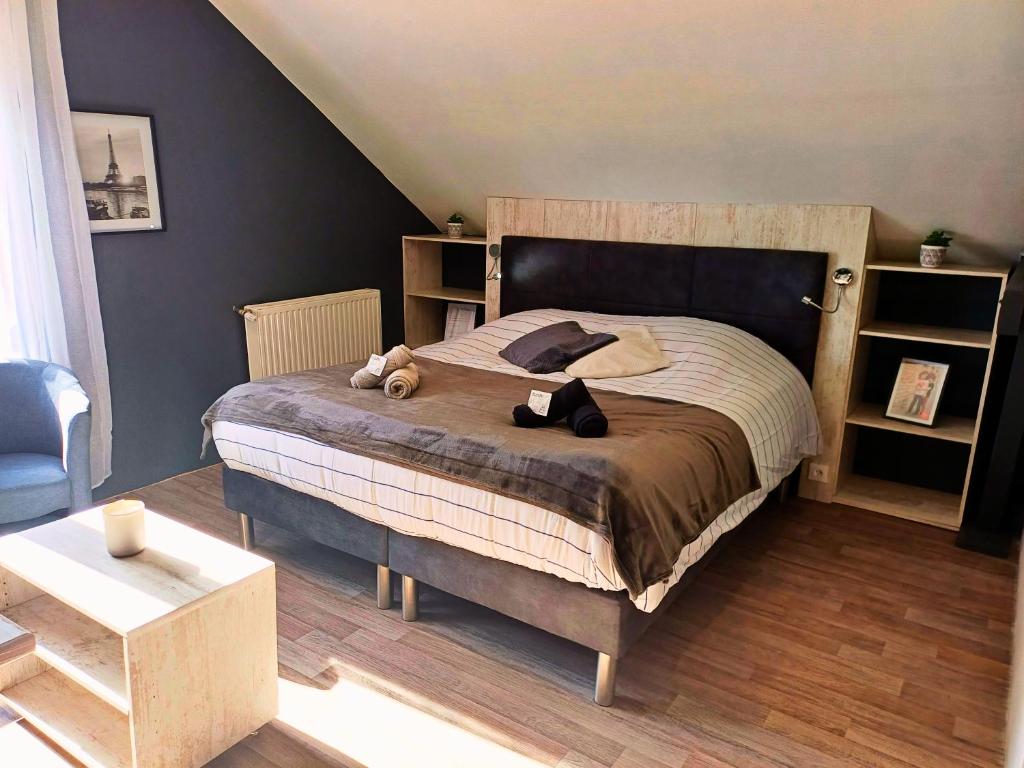 una camera da letto con un letto con due orsacchiotti sopra di Le Beau Séjour 1 - Très Elégant - Proche Aéroport a Beauvais