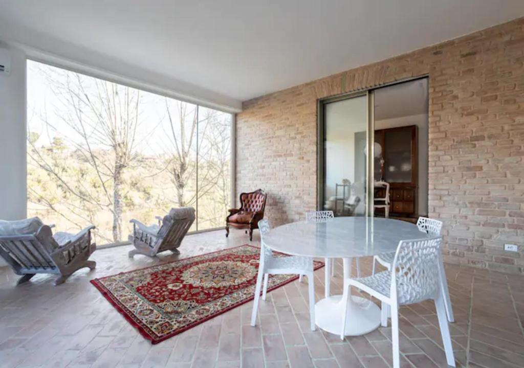 ein Esszimmer mit einem Glastisch und Stühlen in der Unterkunft Depandance holiday Villa, garden and privat pargking in Perugia