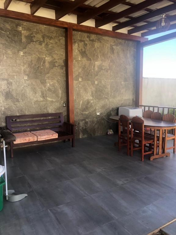 um quarto com um banco, uma mesa e cadeiras em La Casona em Samaipata
