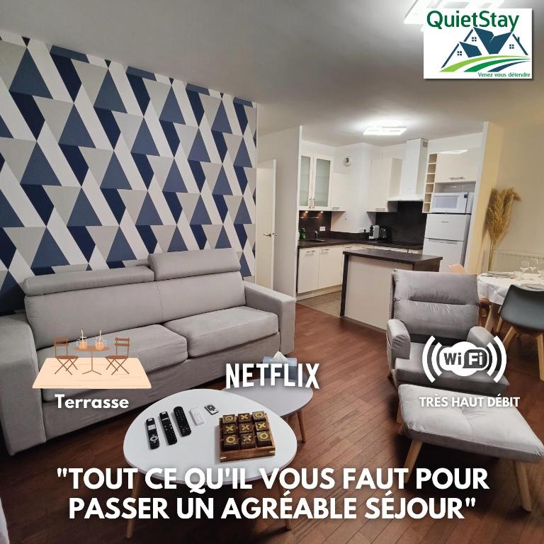un salon avec un canapé et une table dans l'établissement QuietStay 20' PARIS, Connected HOME avec Terrasse, à Massy