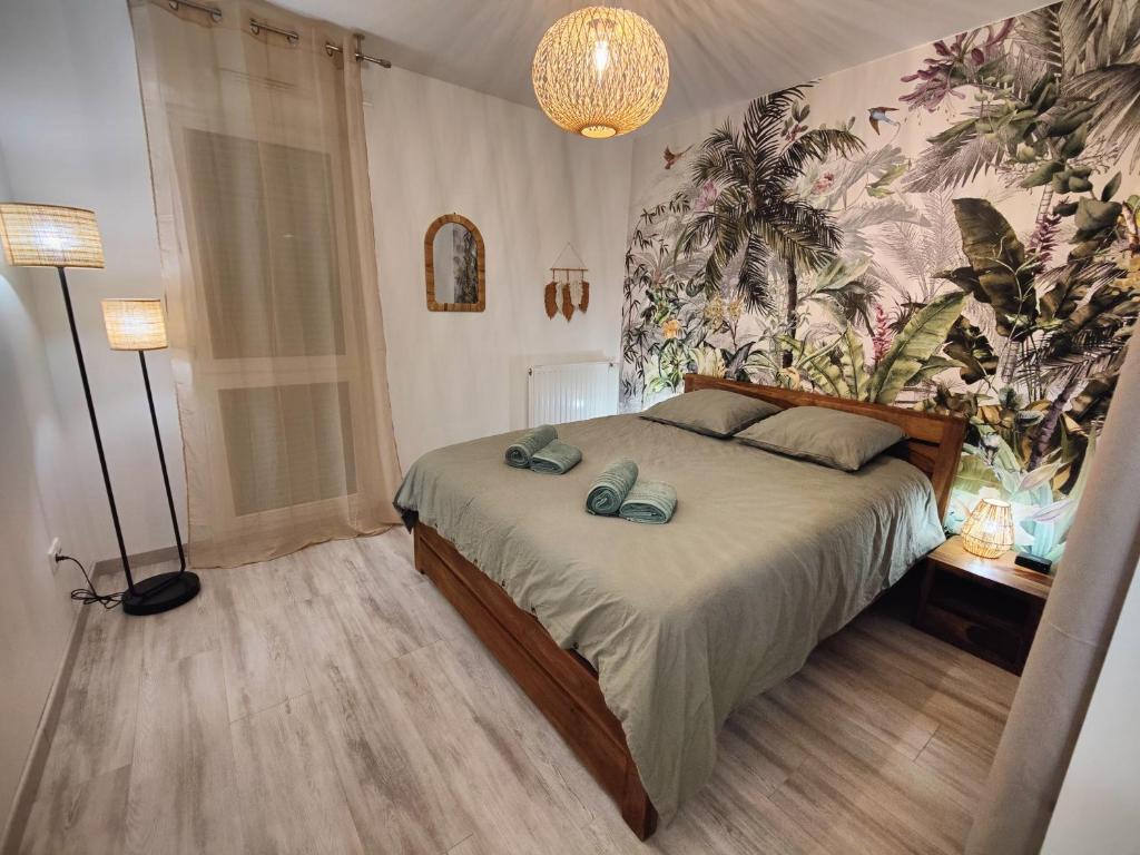 Un dormitorio con una cama con dos zapatos. en QuietStay 20' PARIS, Connected HOME avec Terrasse, en Massy