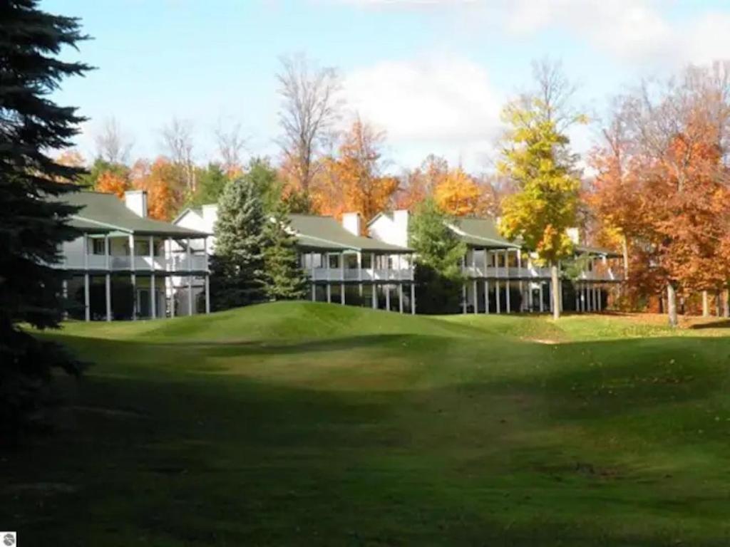 - une vue sur la maison depuis le green de golf dans l'établissement Golfers- Great condo for 4-6 people, à Bellaire