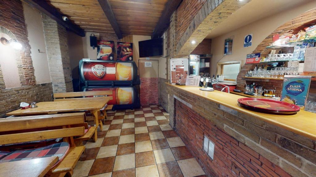 Reštaurácia alebo iné gastronomické zariadenie v ubytovaní Rusovský Penzión