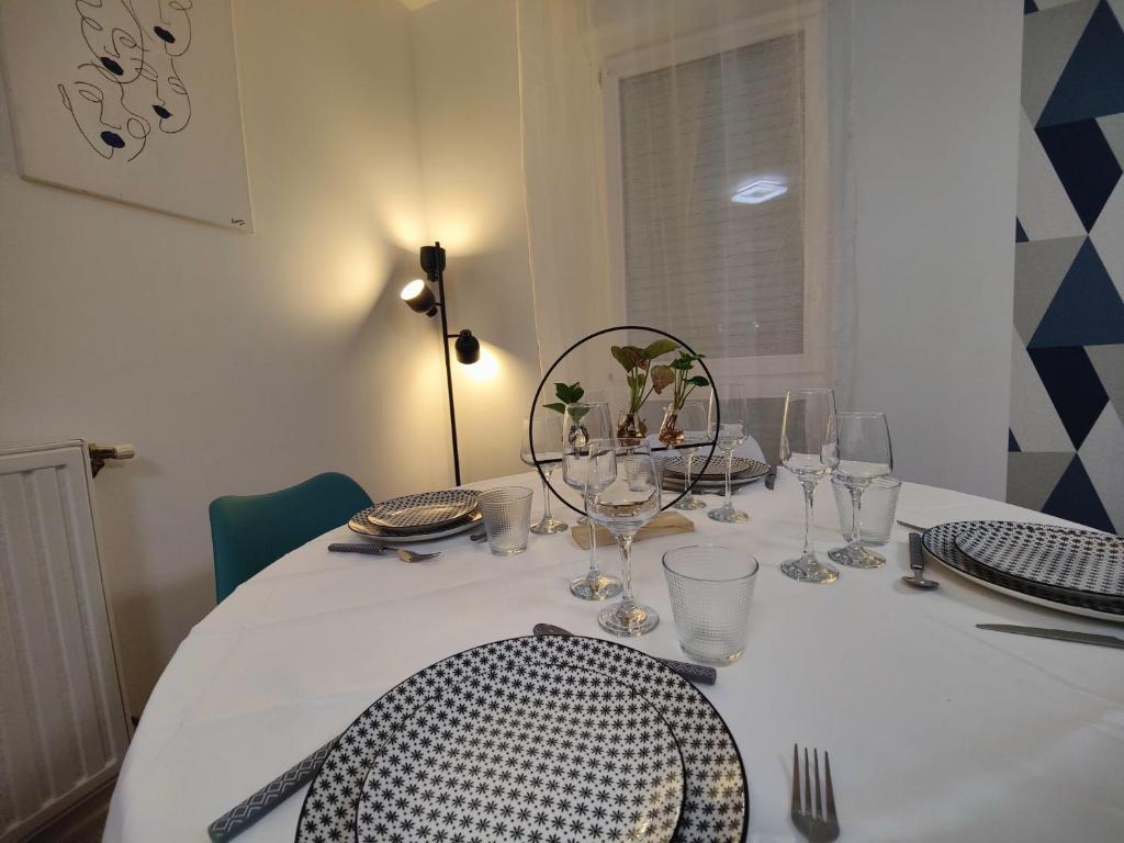 Um restaurante ou outro lugar para comer em QuietStay 20&#39; PARIS, Connected HOME avec Terrasse