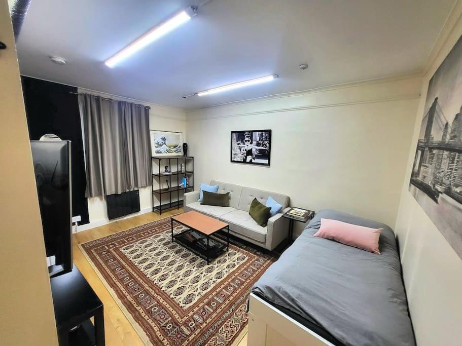 una sala de estar con un sofá y una mesa en 'TheFive' Camden Town, en Londres