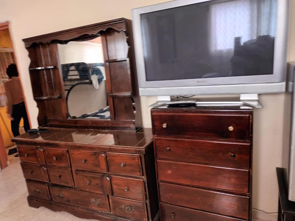 TV a/nebo společenská místnost v ubytování Hospedaje Barato Mi Casita de Colores