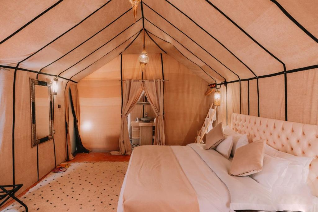 Postel nebo postele na pokoji v ubytování Merzouga starlit desert camp