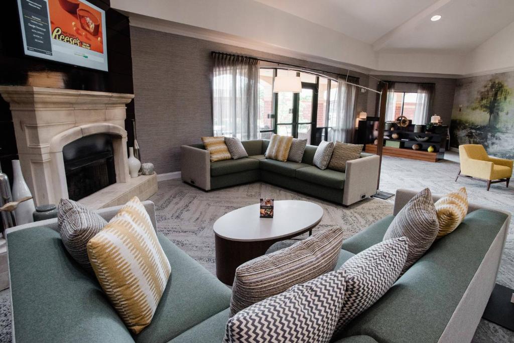 sala de estar con sofá y chimenea en Courtyard by Marriott Hickory, en Hickory