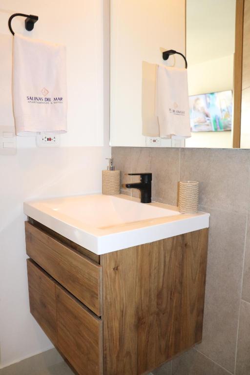 een badkamer met een wastafel en een wastafel bij APARTASUITE LUCIA SUN SET in Santa Marta