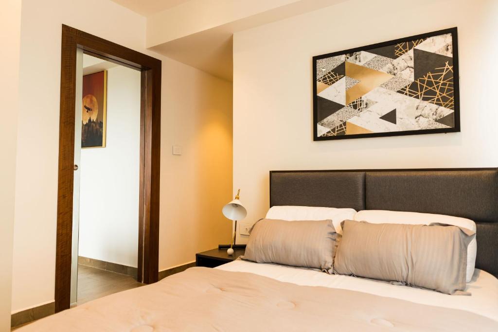 sypialnia z łóżkiem i zdjęciem na ścianie w obiekcie Chic Retreat - 1-Bedroom Haven w Akrze
