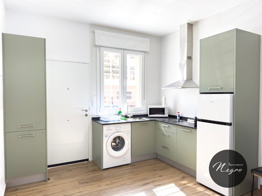 Kuchyň nebo kuchyňský kout v ubytování Apartamentos Blanco & Negro