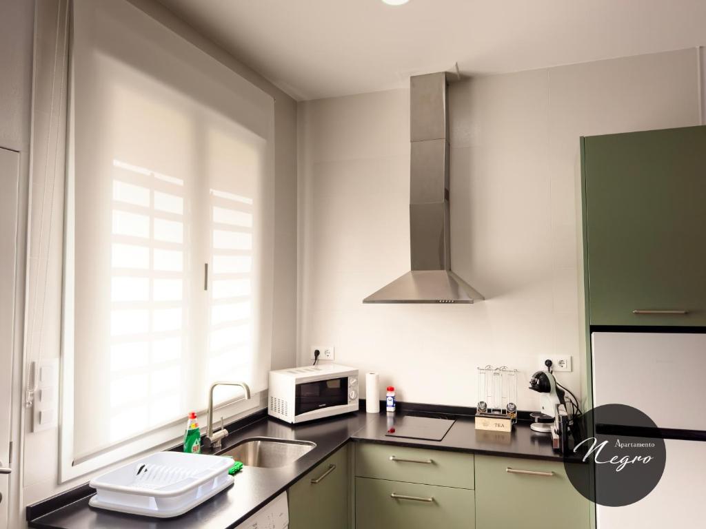 Kuchyň nebo kuchyňský kout v ubytování Apartamentos Blanco & Negro