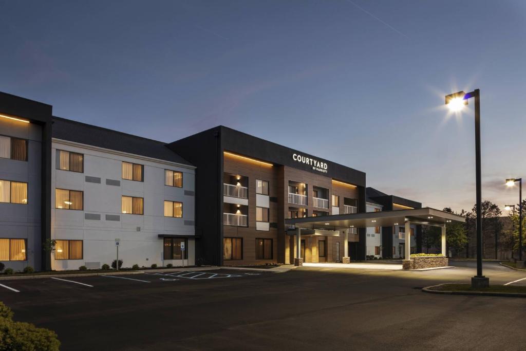 an empty parking lot in front of a hotel at Courtyard Indianapolis Northwest in Indianapolis