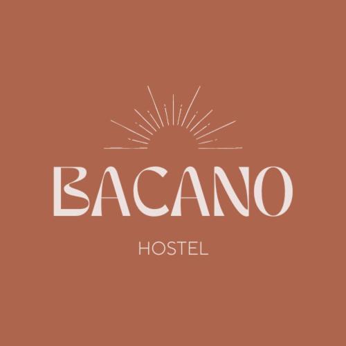BACANO hostel في Las Heras: شعار لفندق مع الشمس في الخلفية