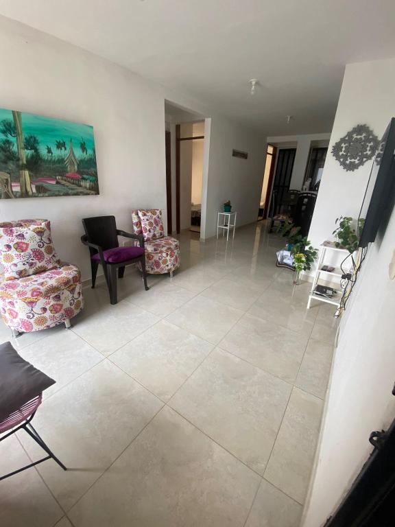 a living room with chairs and a tile floor at APARTAMENTO AMOBLADO EN CONJUNTO CERRADO in Neiva