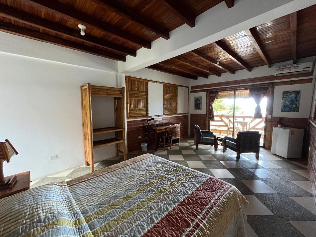 Postel nebo postele na pokoji v ubytování Victor Hugo Hotel