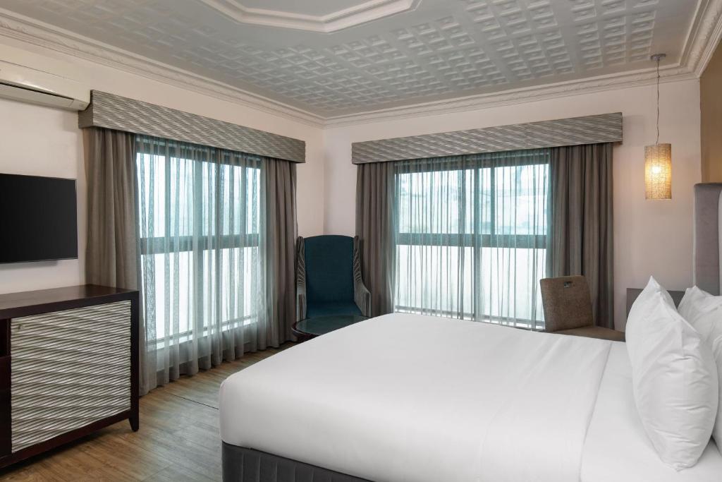 Postel nebo postele na pokoji v ubytování Protea Hotel by Marriott Lagos Kuramo Waters