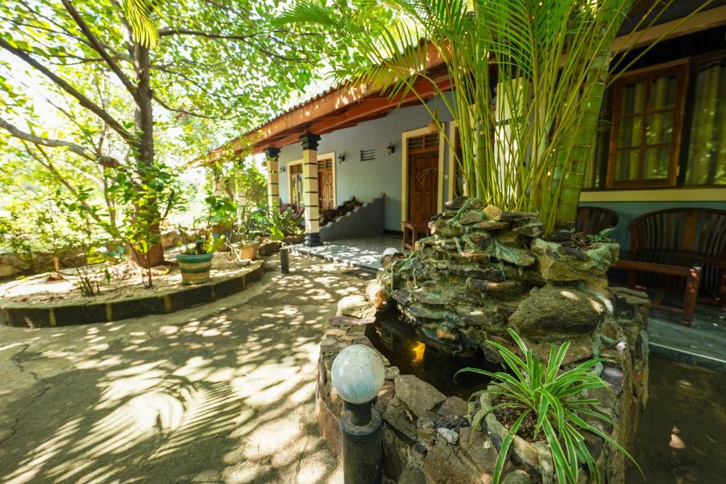 Sigiri Close-up View Guest - 13