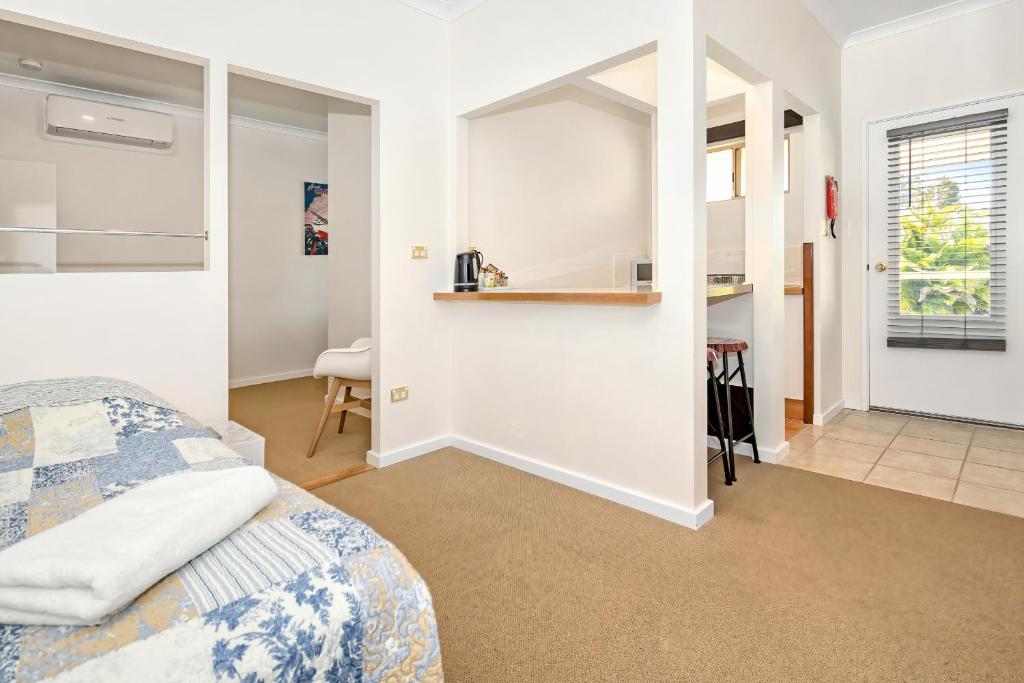 1 dormitorio con 1 cama y escritorio en una habitación en 101 Oatlands en Mount Barker