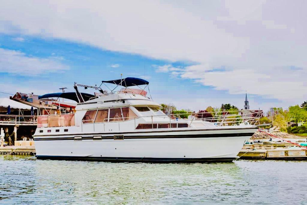 Ein weißes Boot liegt an einem Dock. in der Unterkunft Maine Bed & Boat, Nebi in Damariscotta