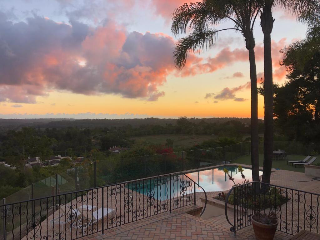 Blick auf den Pool vom Balkon bei Sonnenuntergang in der Unterkunft Celebrity Dream Estate in Rancho Santa Fe