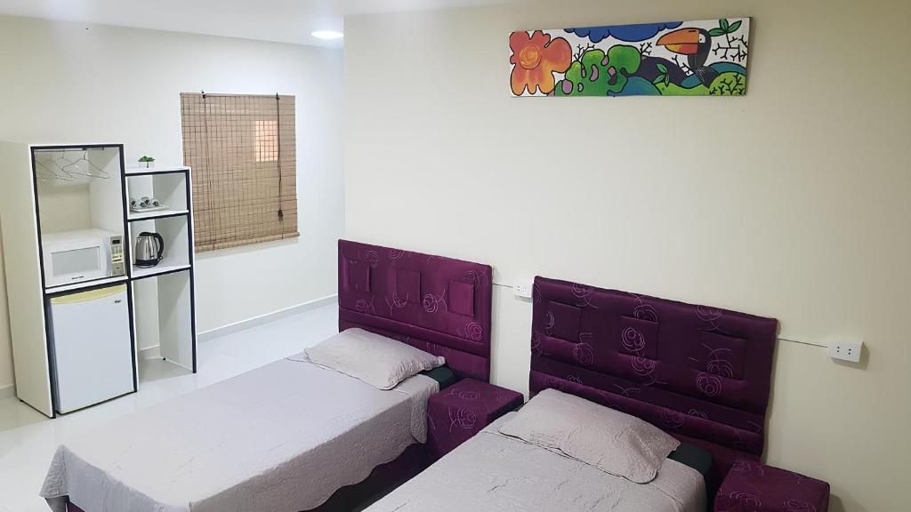 埃斯特城的住宿－España Confort，小房间设有两张床和一台冰箱