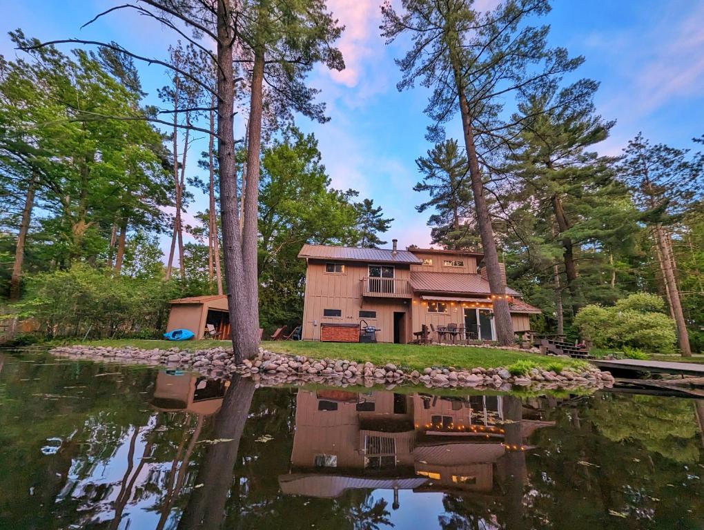 Holiday home Tranquil Waterside Haven, Schofield, USA