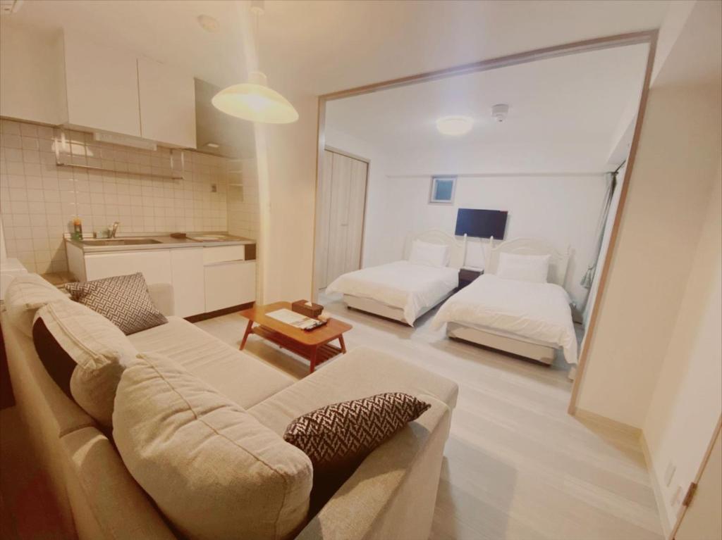 sala de estar con sofá y dormitorio en Kyoto - Hotel / Vacation STAY 73631, en Kioto