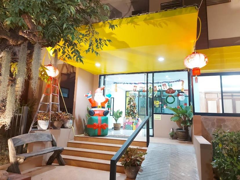 una tienda con escaleras y techo amarillo en Mongnon Hotel โรงแรมมองนอน อุดรธานี, en Udon Thani