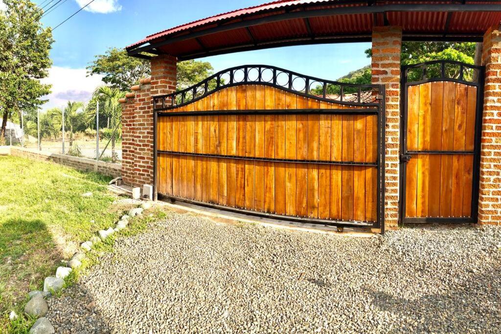 une porte en bois menant à une maison avec une brique dans l'établissement Villa Lela, best way to chill & relax !, à Lemos