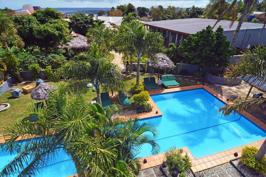 una vista aérea de una piscina con palmeras en Coconut Palms Resort & Diamond Casino, en Port Vila