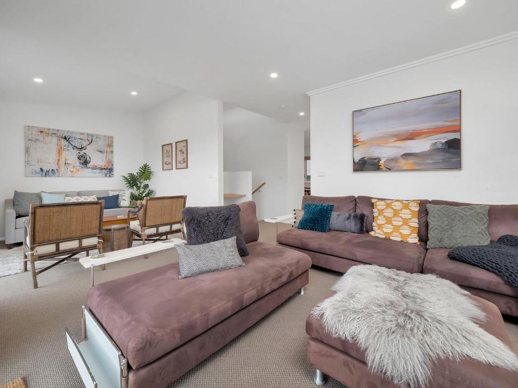 a living room with two couches and a couch at Alloura 2 in Jindabyne