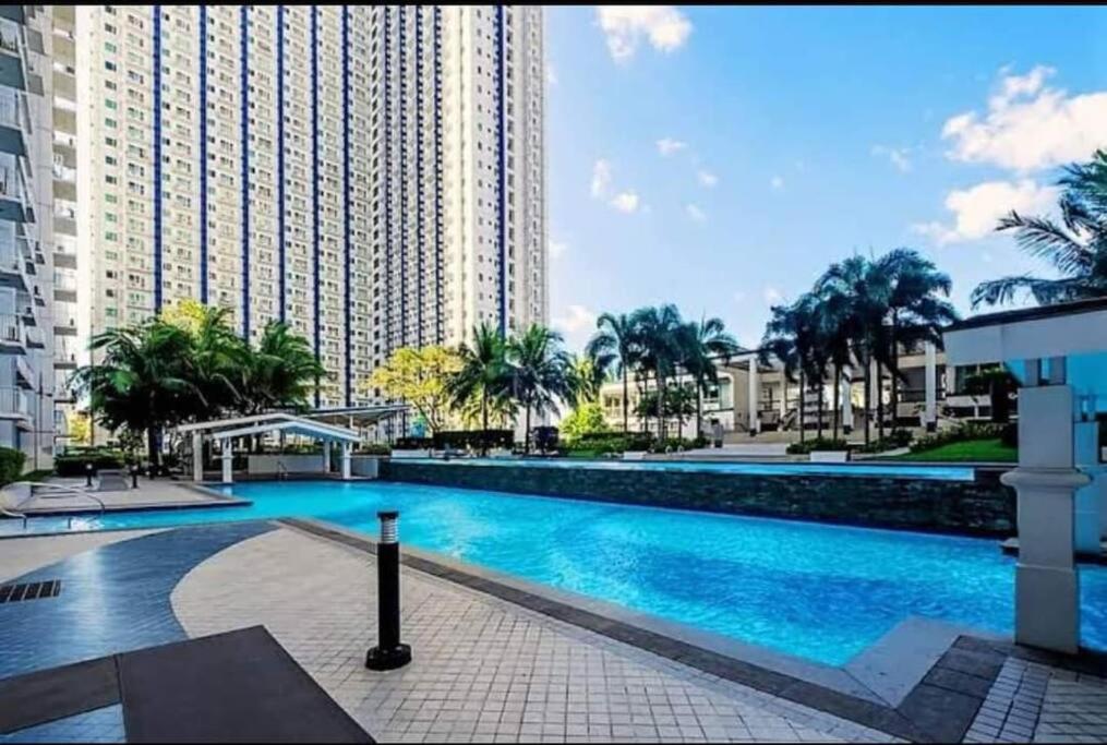 A piscina localizada em Staycation in Manila ou nos arredores