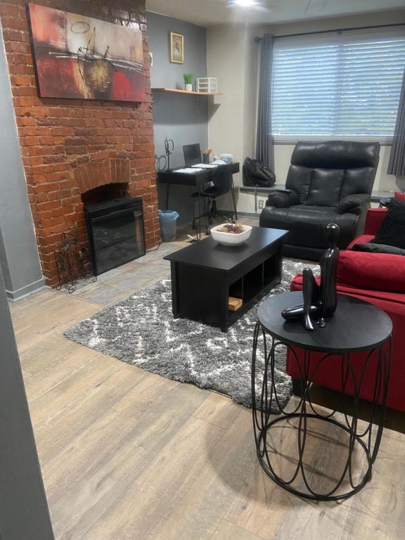 uma sala de estar com um sofá vermelho e uma lareira em Cuddys Place em Pittsburgh